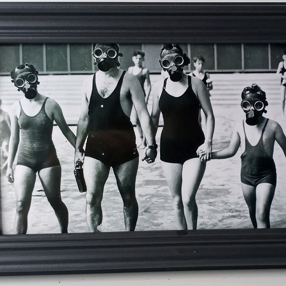Vintage Gasmask WW2 Family Swiming Oddity Retro Unusual 40s 50s Antique Photo - Picture 8 of 8